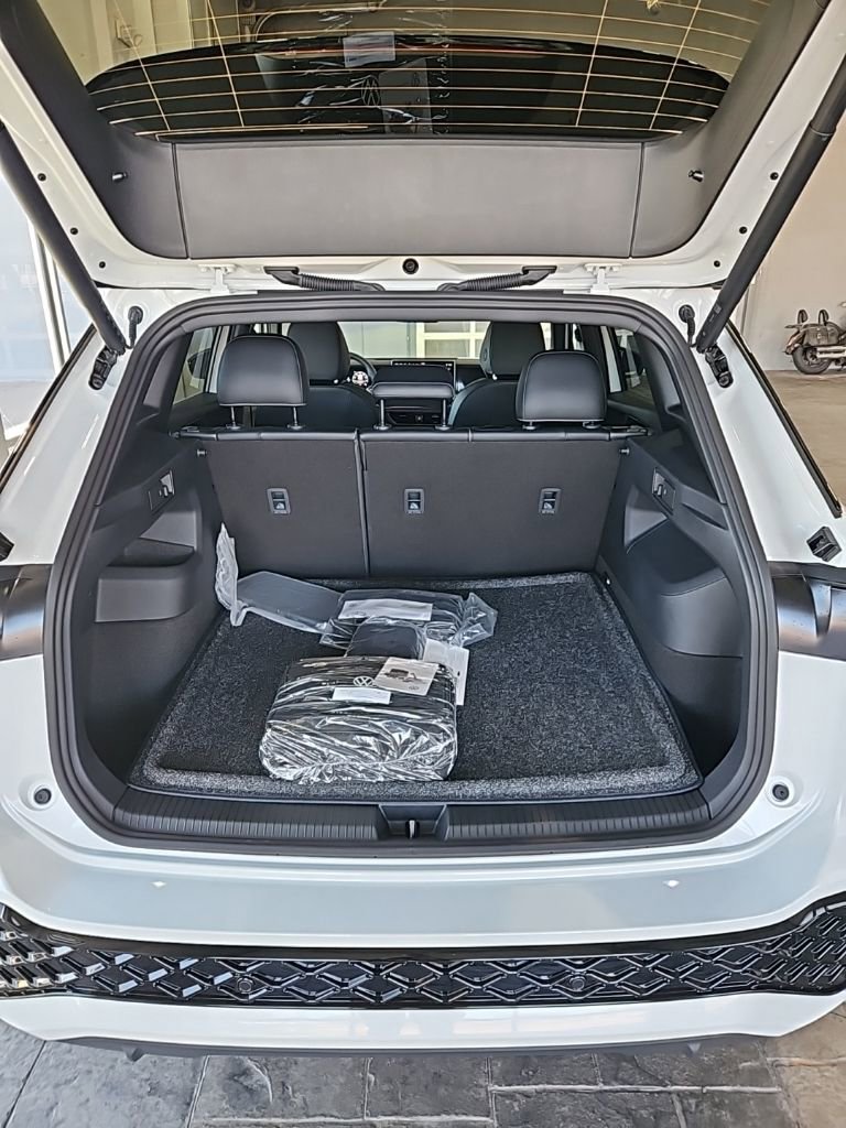 New 2026 Volkswagen Tiguan SE R-Line FWD image 19