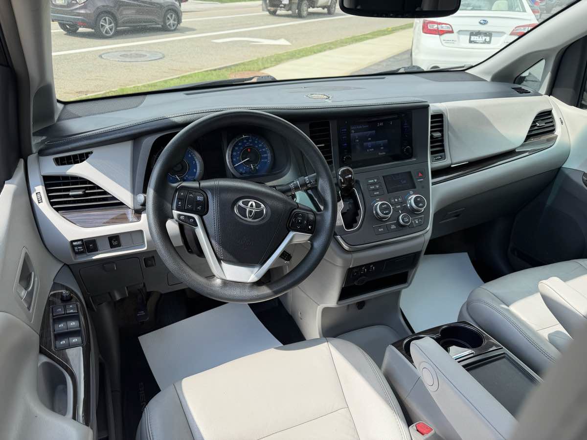 Used 2017 Toyota Sienna XLE AWD/4WD image 12