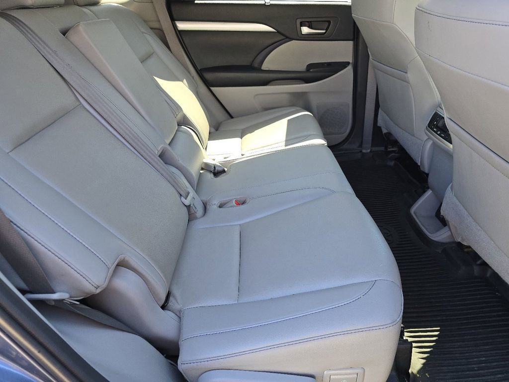 Used 2019 Toyota Highlander XLE AWD/4WD image 19