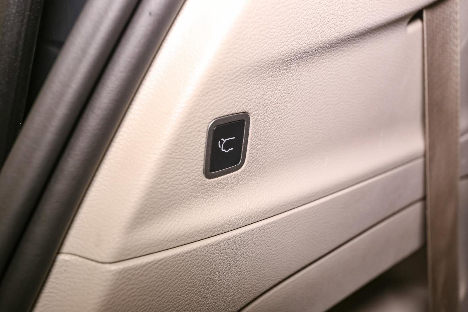 Used 2024 Chrysler Pacifica Touring-L image 12