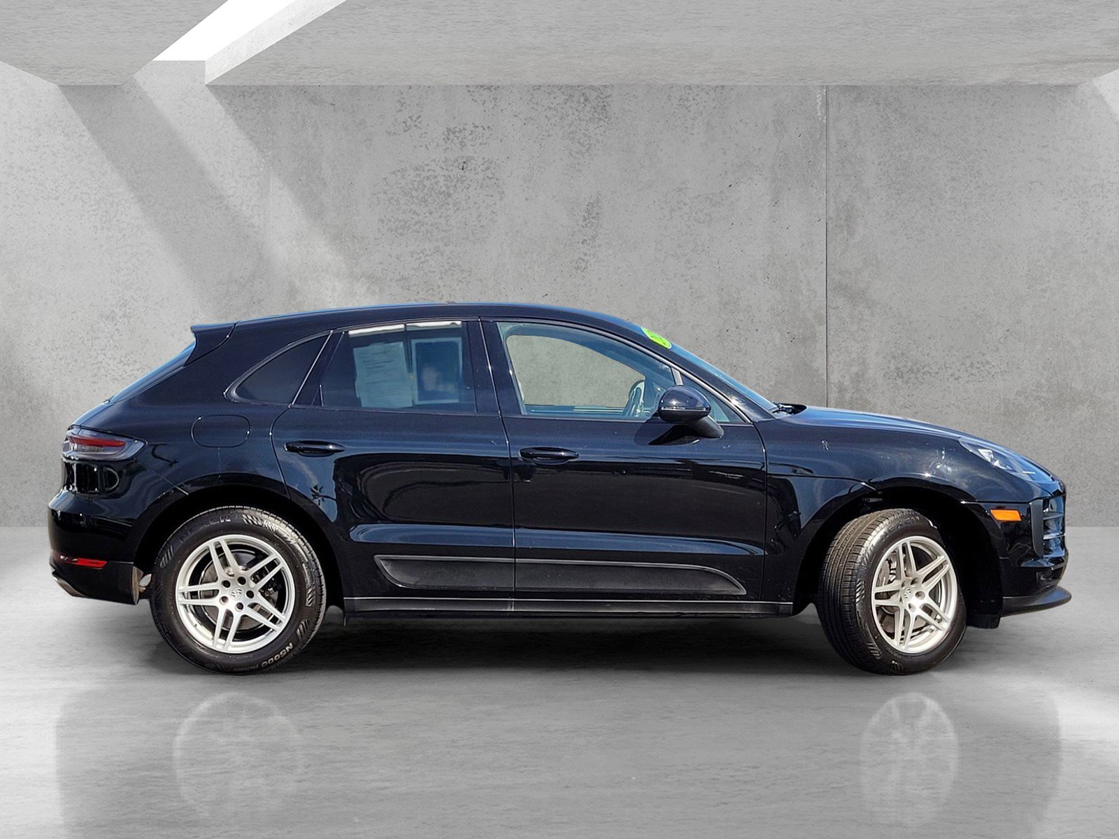 Used 2020 Porsche Macan w/ Premium Package image 3