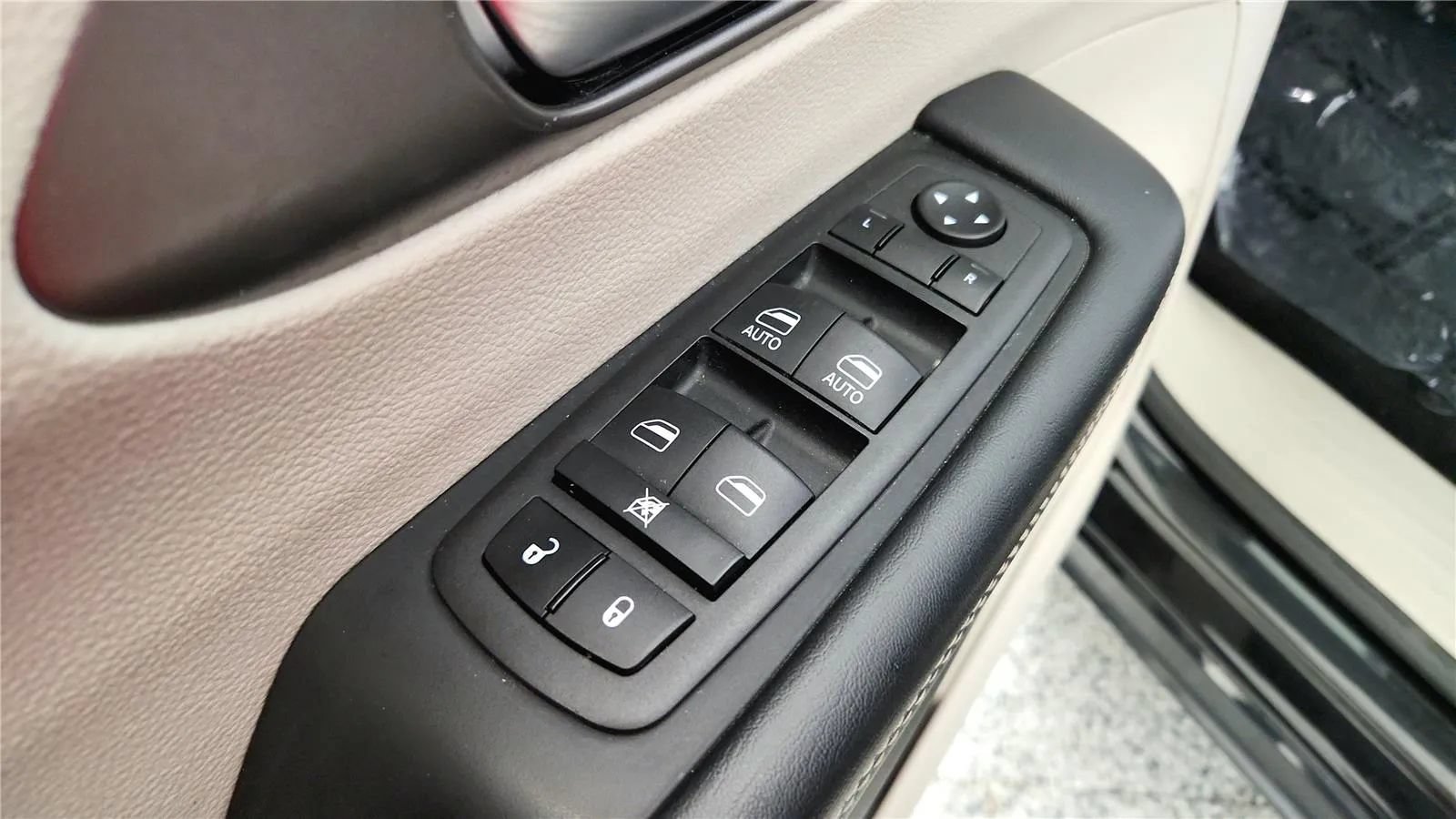 Used 2023 Chrysler Pacifica Touring-L FWD image 29