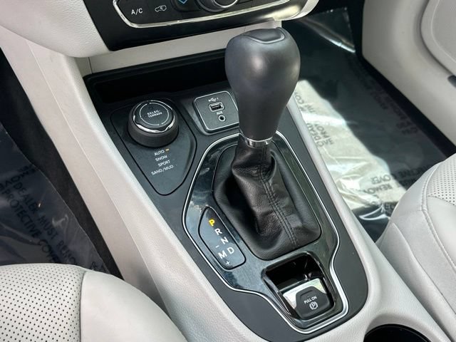 Used 2019 Jeep Cherokee Limited w/ Luxury Group AWD/4WD image 4