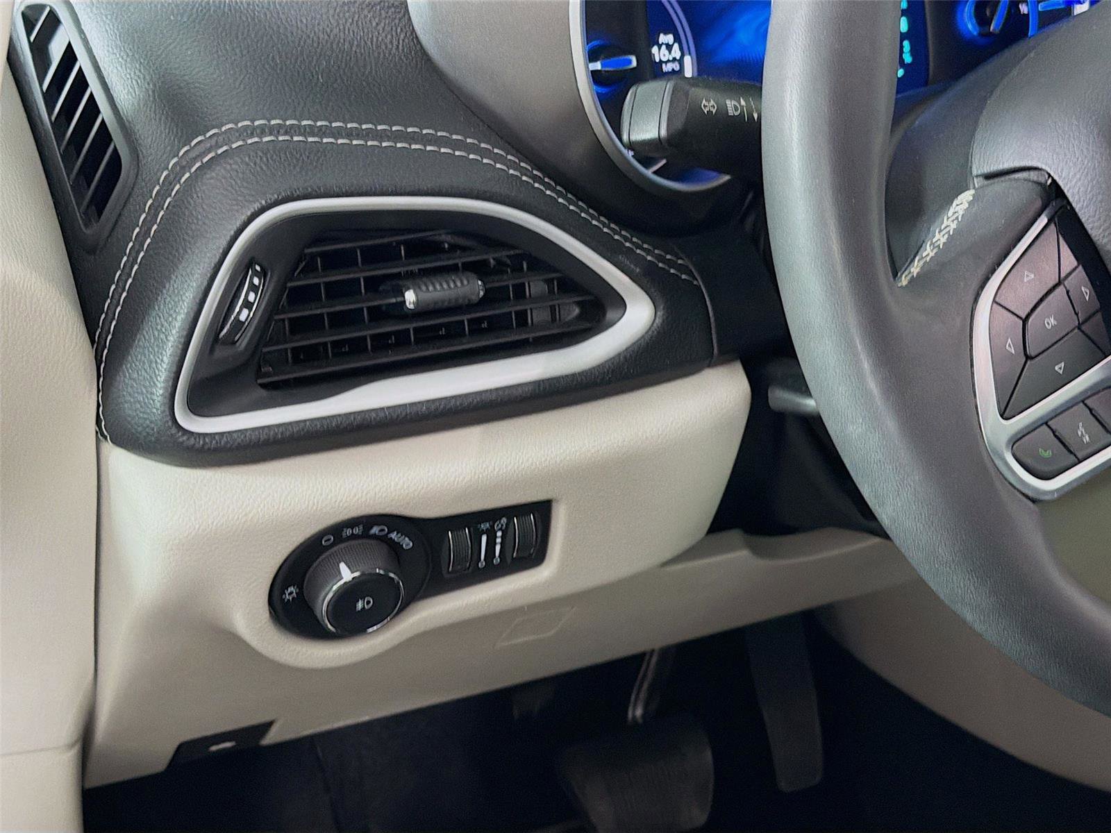 Used 2024 Chrysler Pacifica Select image 10