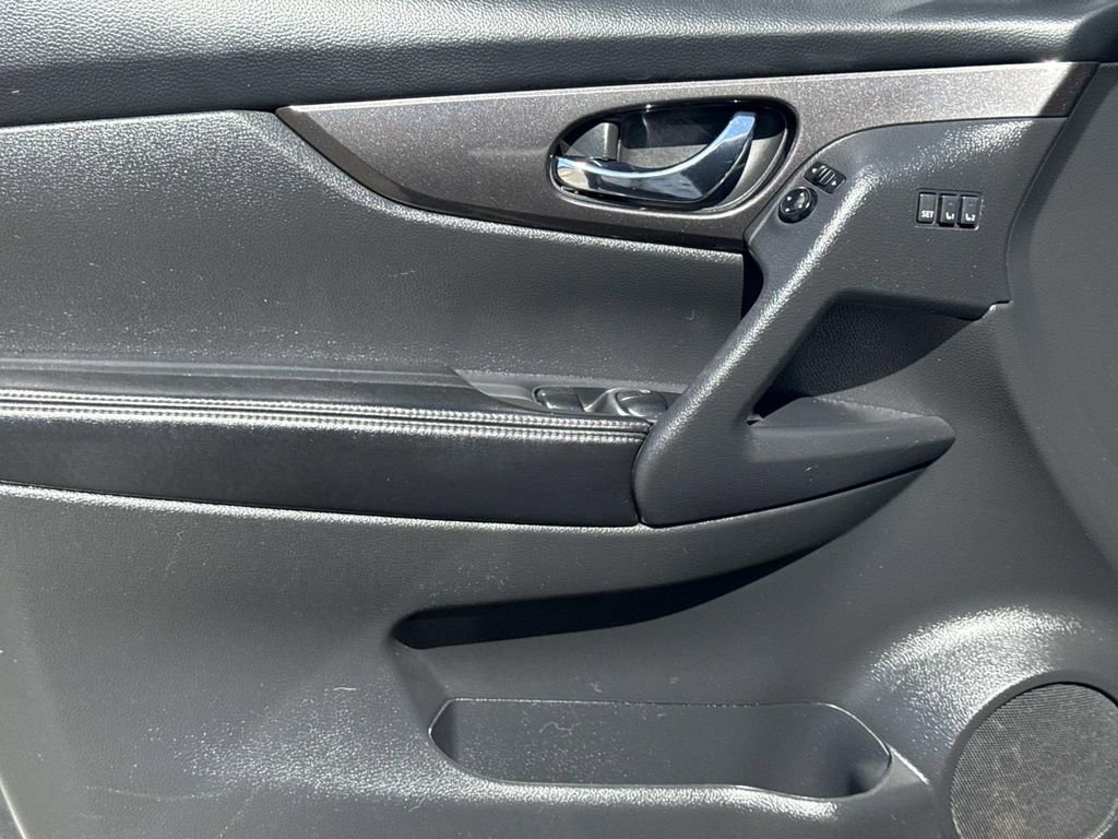 Used 2019 Nissan Rogue SV w/ Premium Package image 19