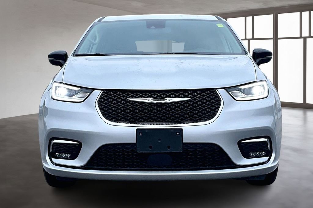 Used 2024 Chrysler Pacifica Touring-L image 2