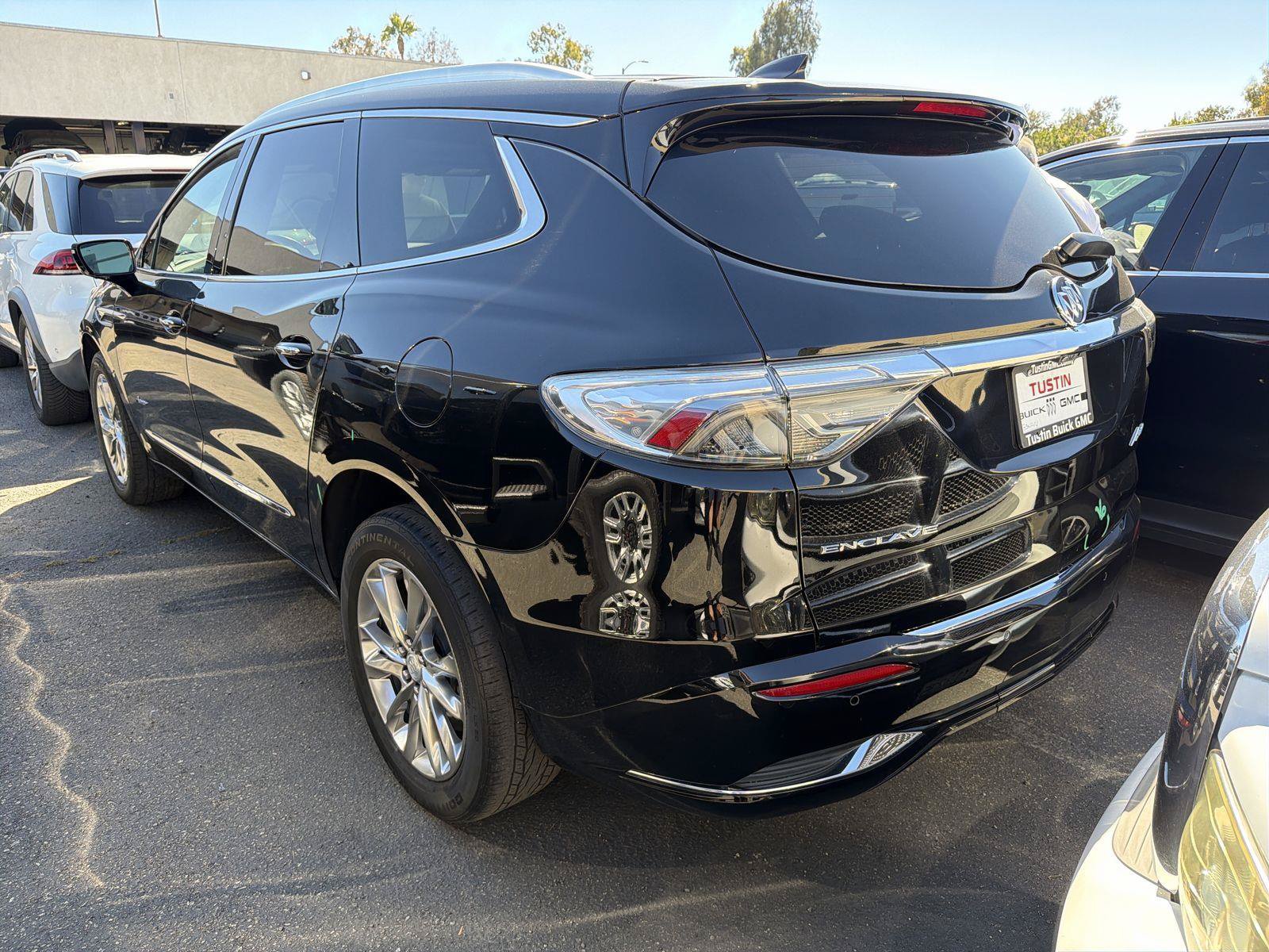 Used 2022 Buick Enclave Avenir w/ Avenir Technology Package FWD image 3