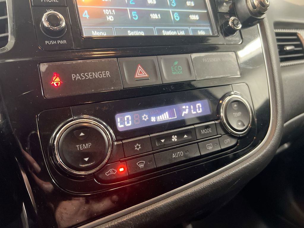 Used 2016 Mitsubishi Outlander SE image 16