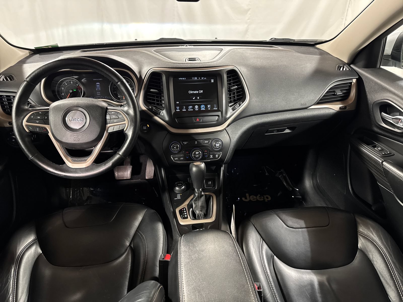 Used 2017 Jeep Cherokee Limited AWD/4WD image 4