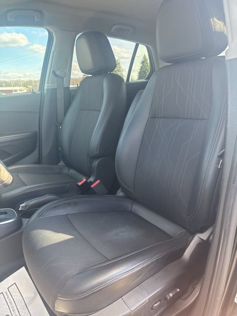 Used 2020 Chevrolet Trax LT w/ LT Convenience Package AWD/4WD image 16