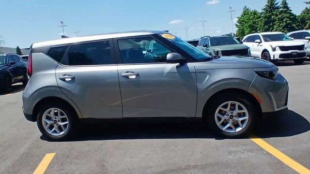 Certified 2025 Kia Soul LX w/ LX Technology Package FWD image 4