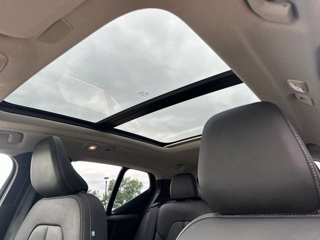 Certified 2025 Volvo XC40 B5 Plus AWD/4WD image 16
