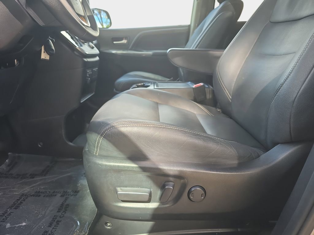 Used 2015 Toyota Sienna SE image 24