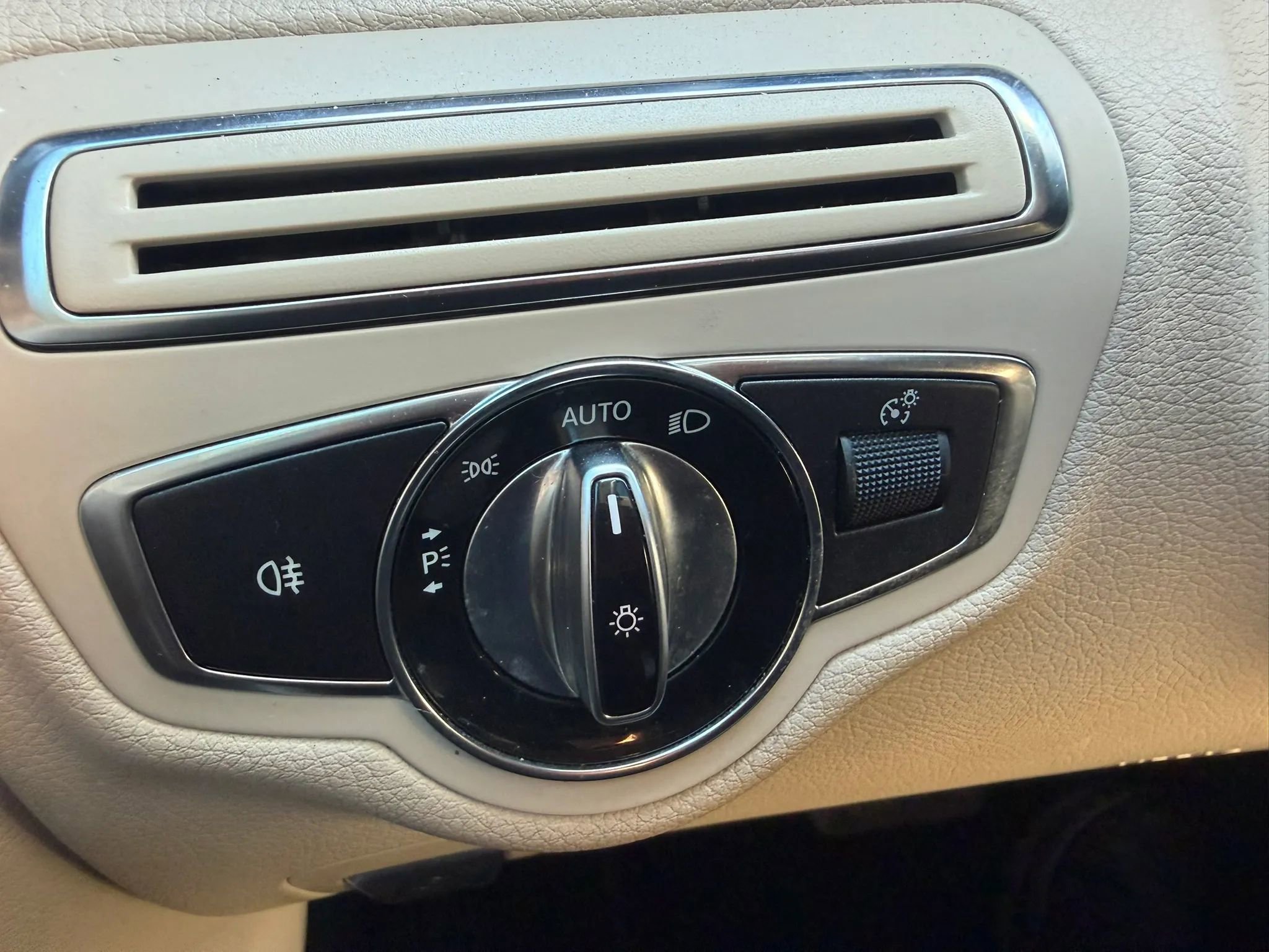 Used 2015 Mercedes-Benz C 300 4MATIC Sedan image 24