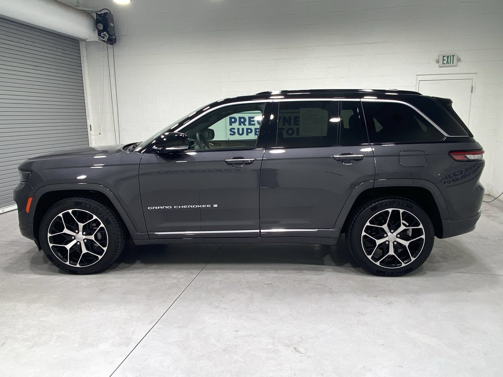 Used 2024 Jeep Grand Cherokee Summit AWD/4WD image 5
