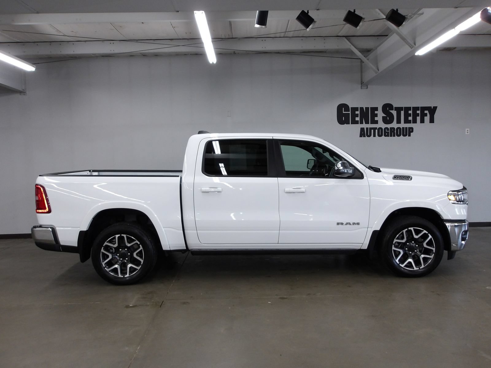 Used 2025 RAM 1500 Laramie AWD/4WD image 3
