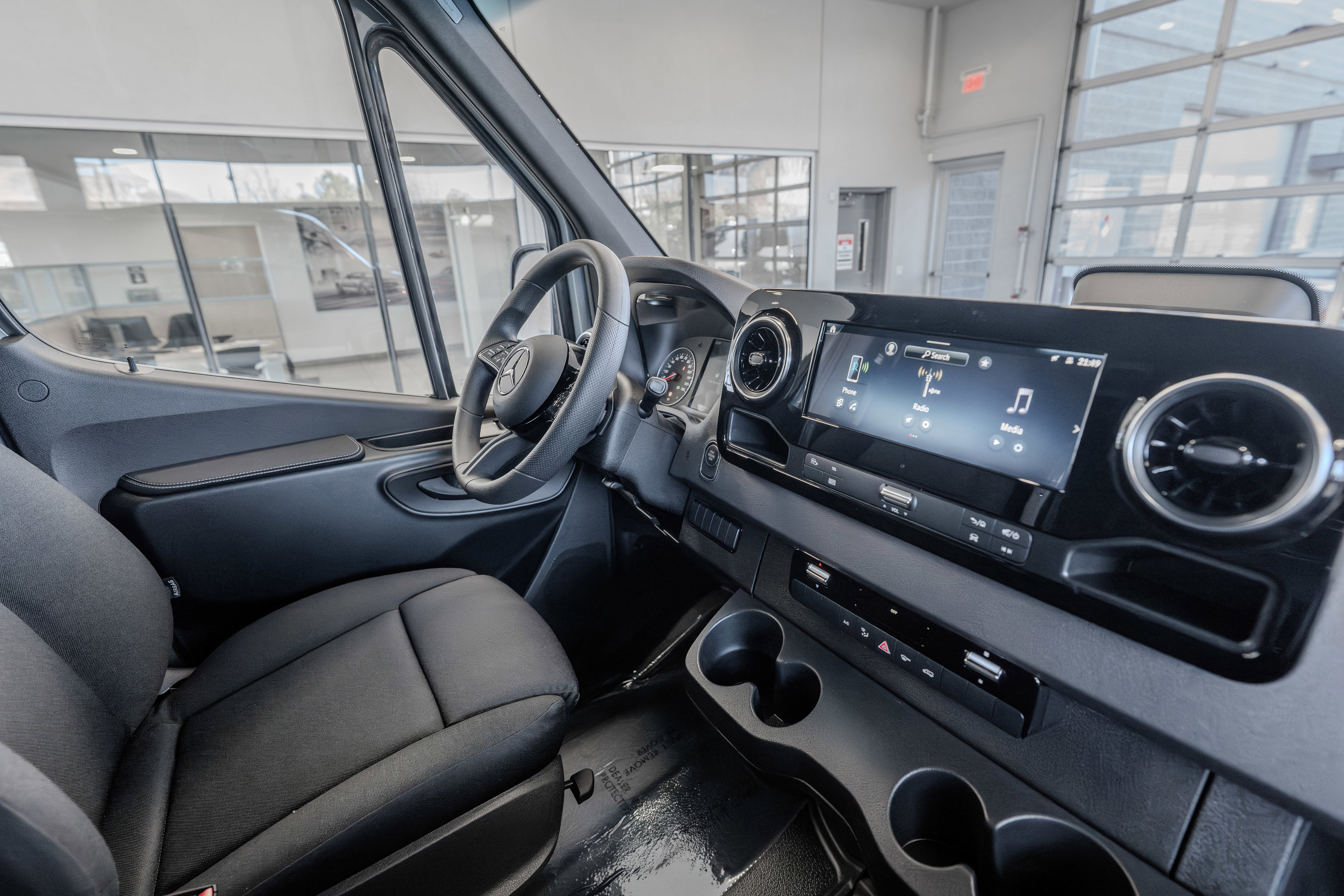 Used 2025 Mercedes-Benz Sprinter 2500 image 18