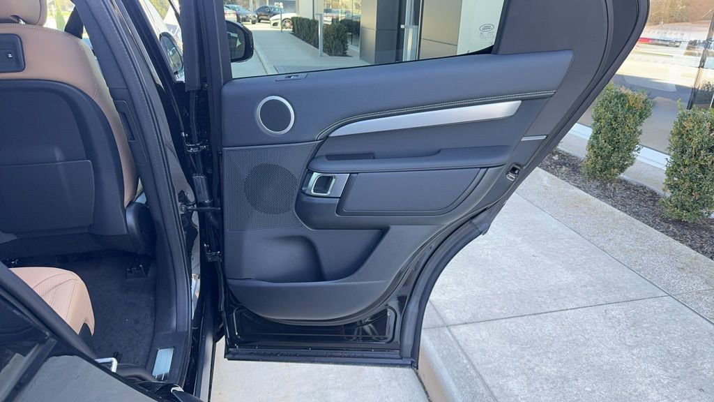 New 2024 Land Rover Discovery Dynamic SE image 20