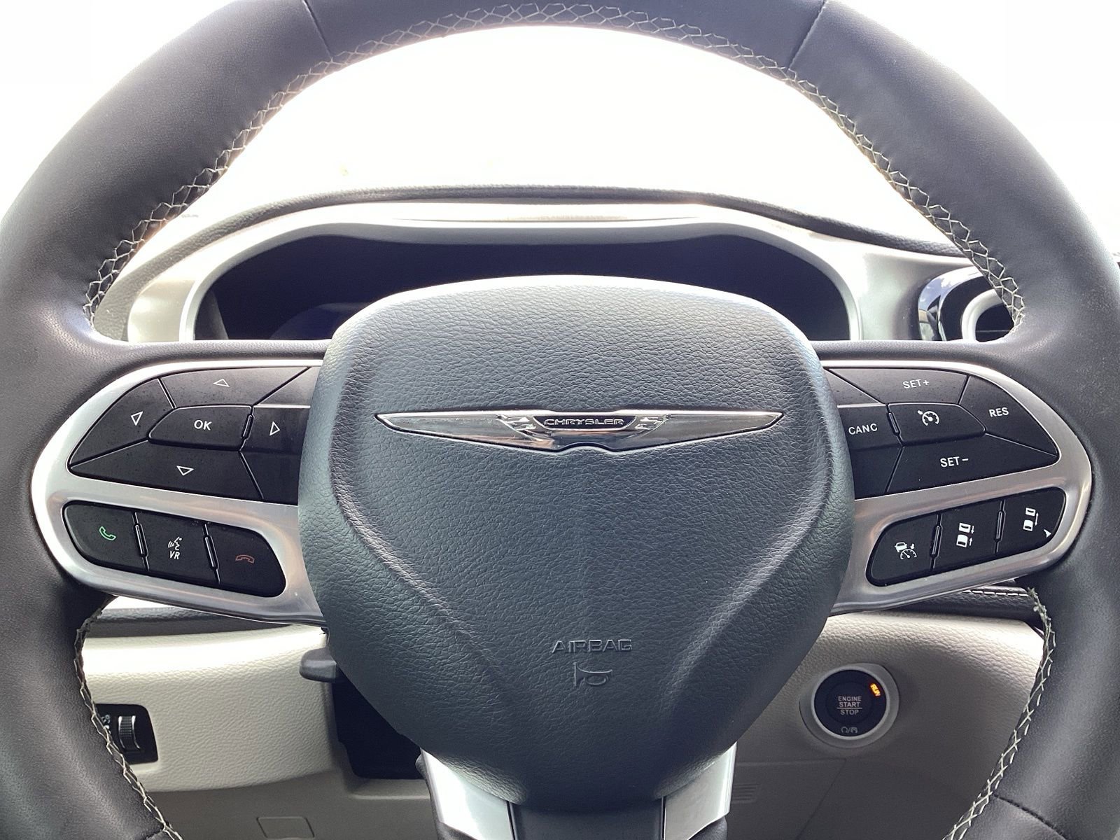 Used 2024 Chrysler Pacifica Select image 10