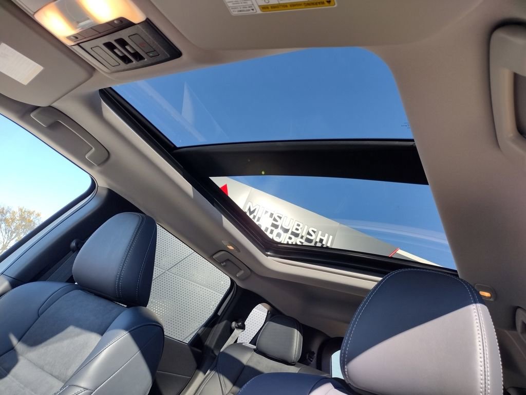 New 2025 Mitsubishi Outlander SE image 3