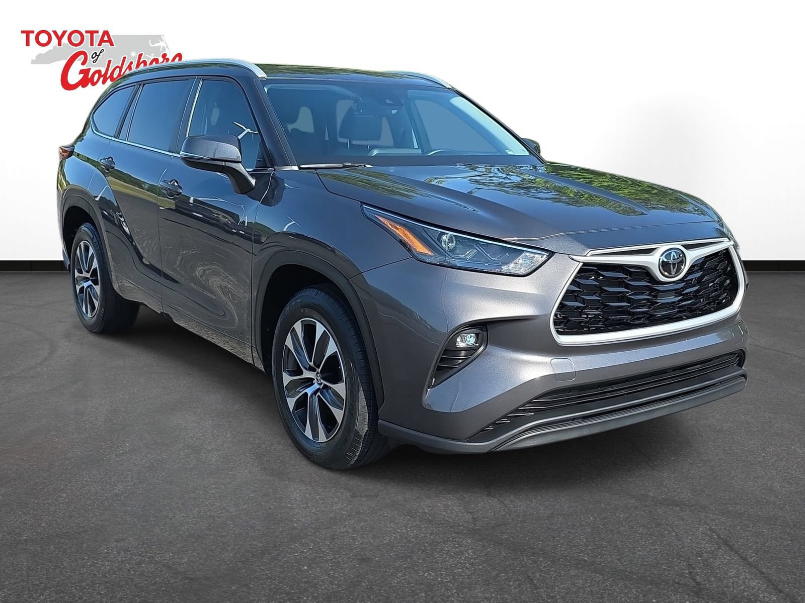 Used 2023 Toyota Highlander XLE FWD image 3