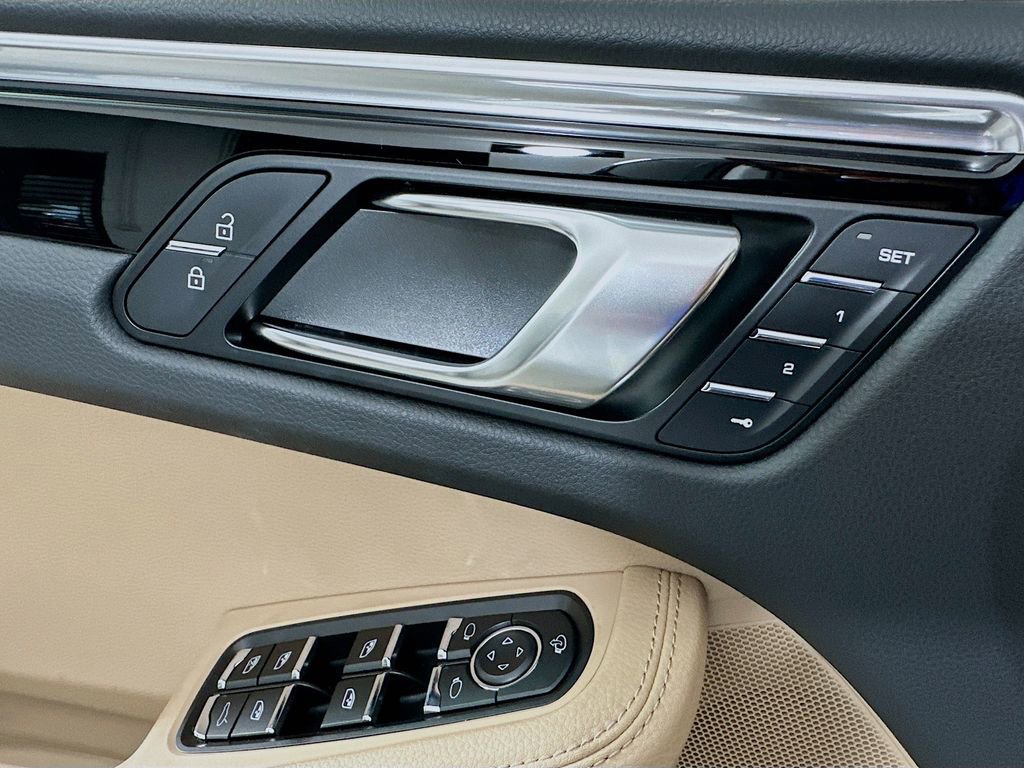 Used 2025 Porsche Macan image 20