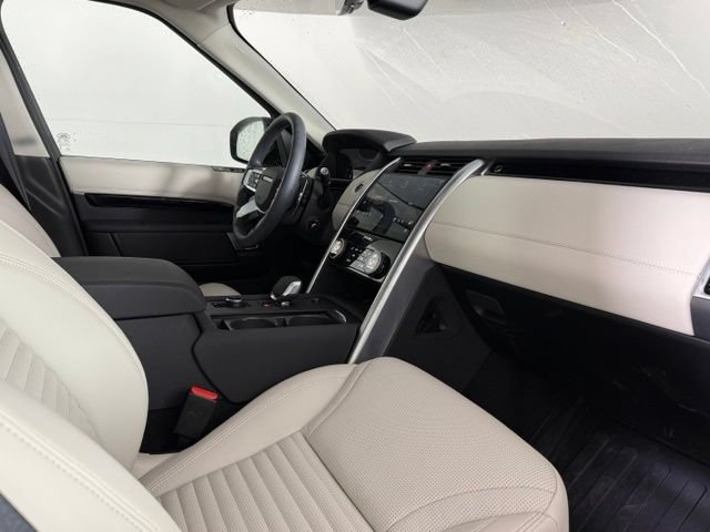 Used 2025 Land Rover Discovery S AWD/4WD image 33