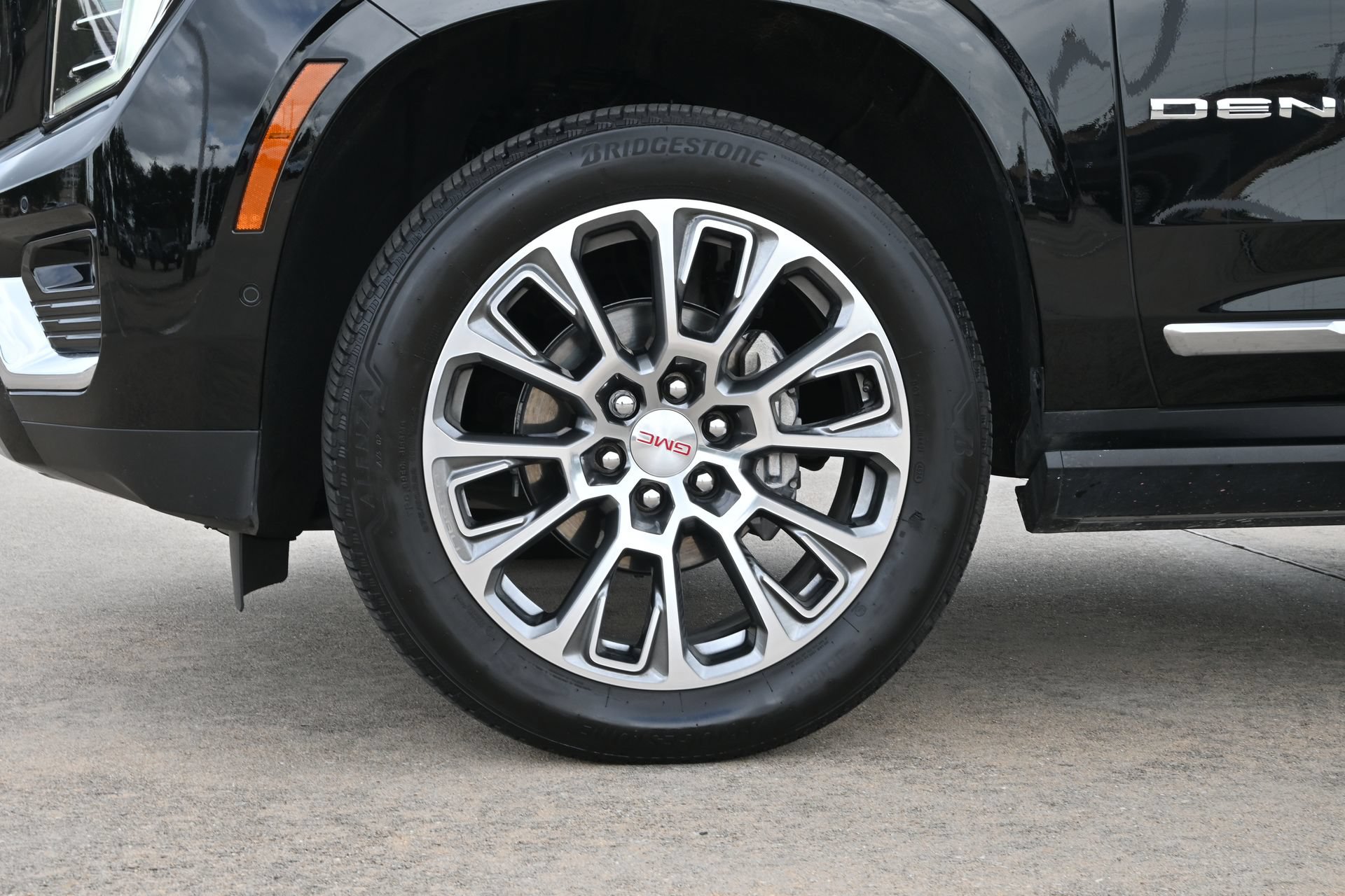 Used 2025 GMC Yukon Denali w/ Sun & Power Step Package RWD image 31