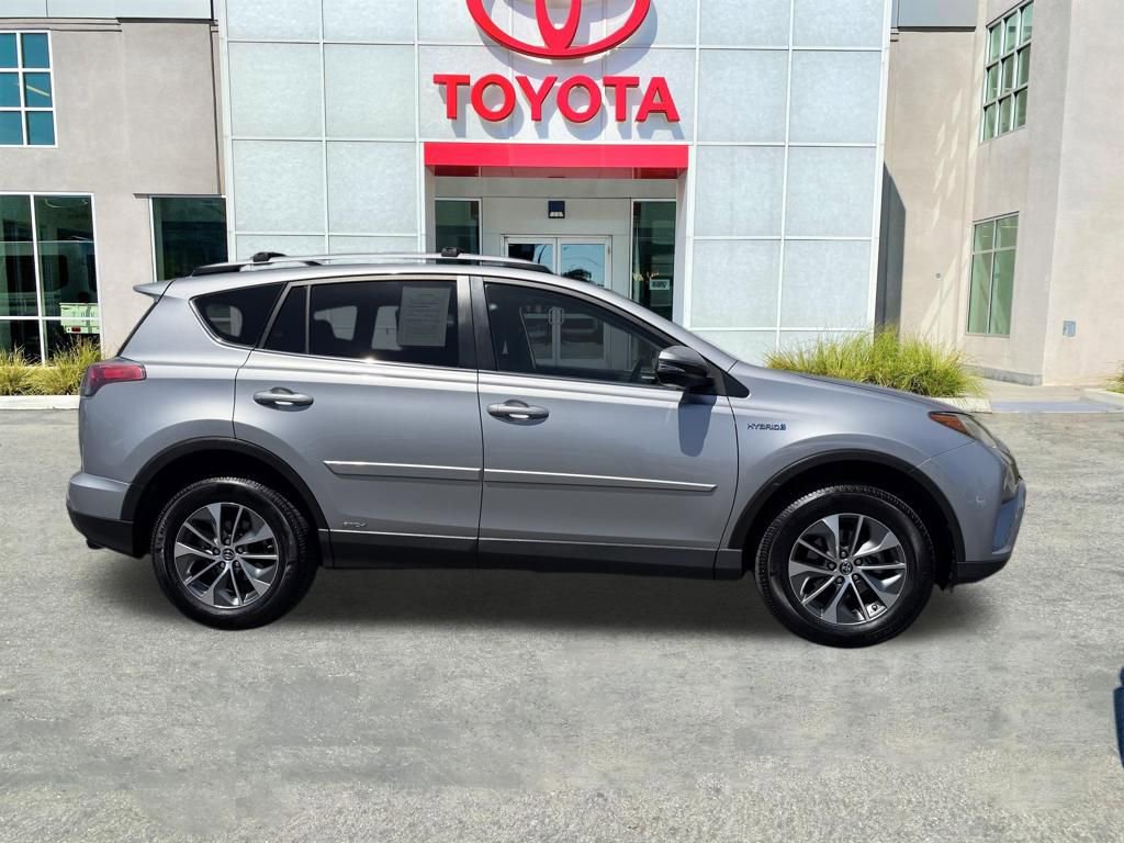 Used 2018 Toyota RAV4 XLE AWD/4WD image 8