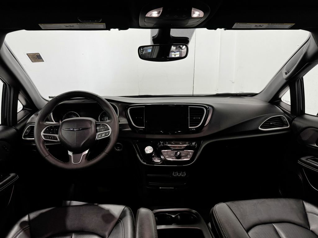 Used 2025 Chrysler Pacifica Select FWD image 2