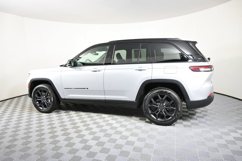 Used 2025 Jeep Grand Cherokee Limited w/ Trailer Tow Package AWD/4WD image 3