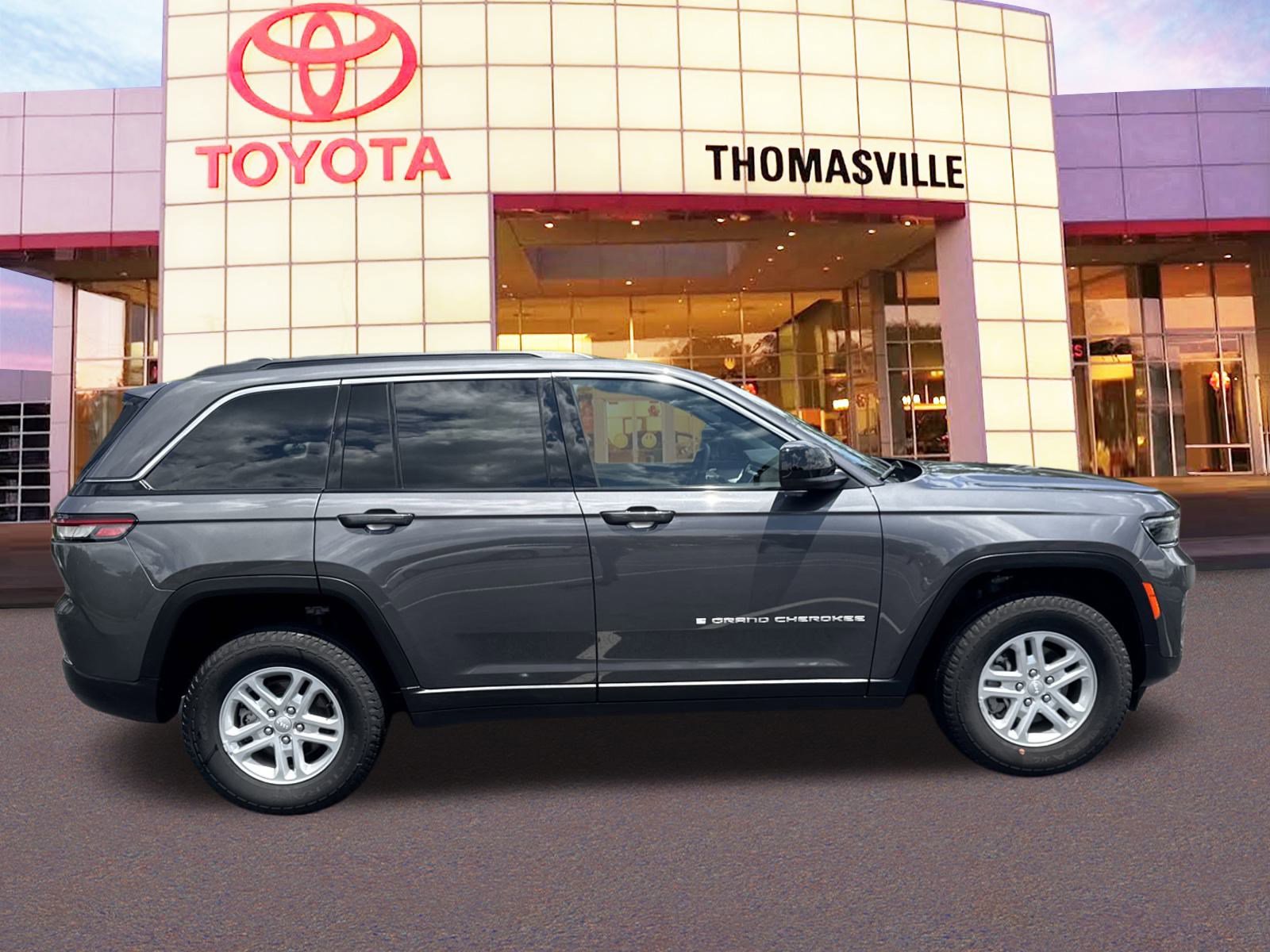 Used 2024 Jeep Grand Cherokee Laredo image 4