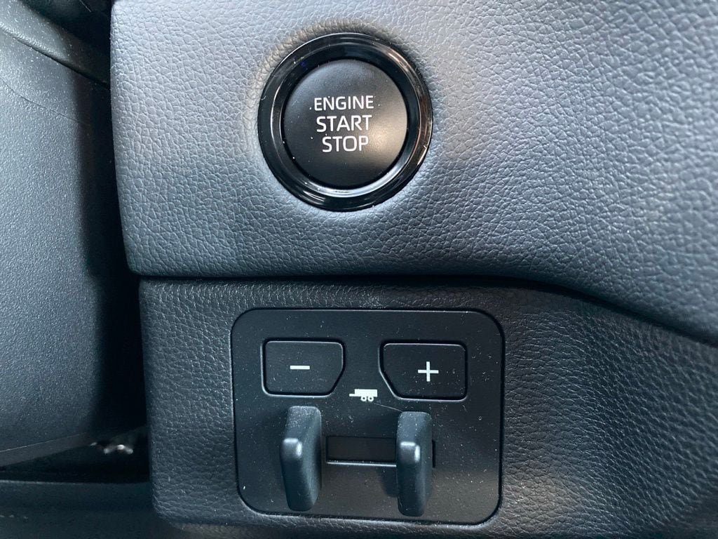 Used 2025 Toyota Tundra Limited AWD/4WD image 18