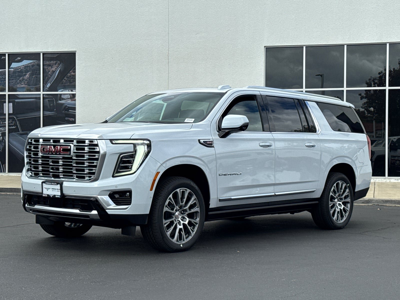 Used 2026 GMC Yukon XL Denali w/ Denali Reserve Package AWD/4WD image 4