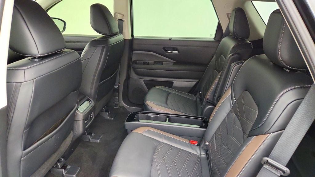 Used 2023 Nissan Pathfinder Platinum w/ Lighting Package (N93) image 22