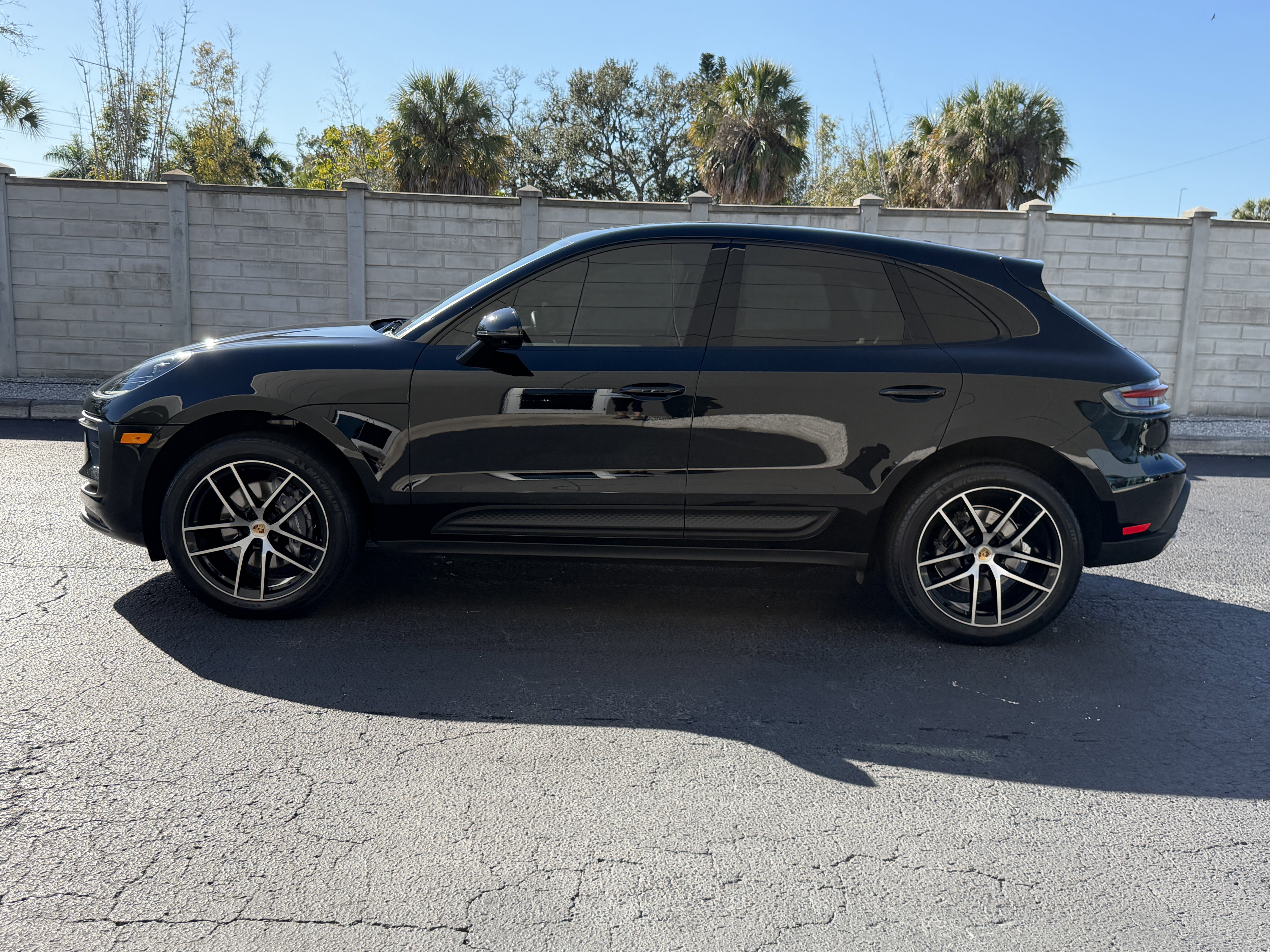 Certified 2022 Porsche Macan image 2