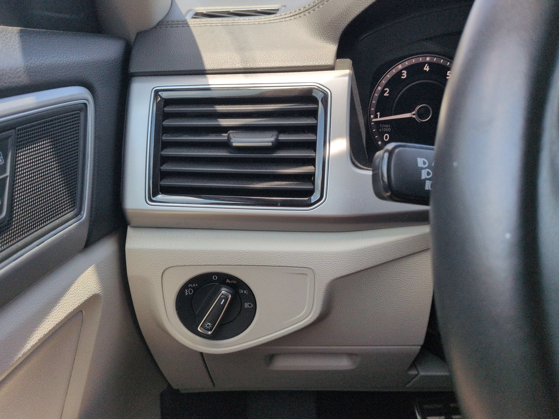Used 2019 Volkswagen Atlas SEL R-Line AWD/4WD image 18