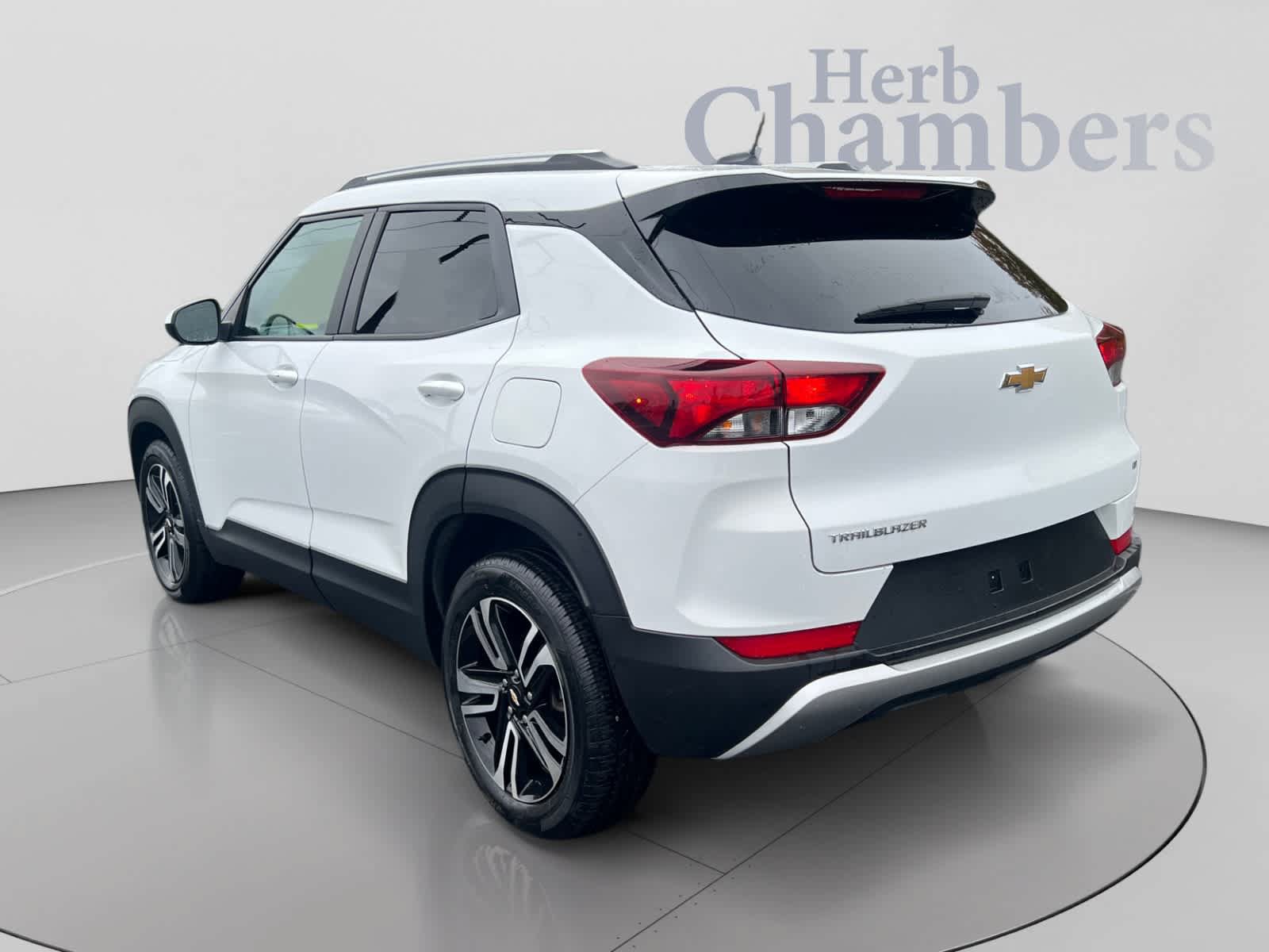 Used 2023 Chevrolet TrailBlazer LT FWD image 3