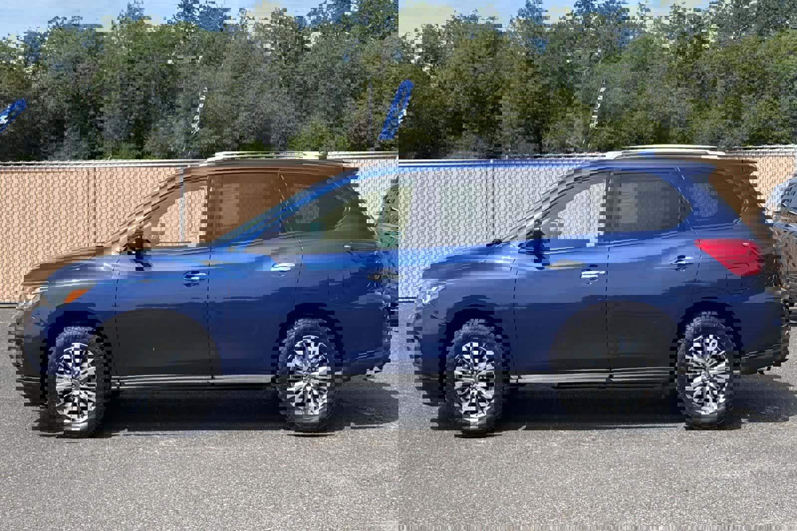 Used 2020 Nissan Pathfinder SV image 6