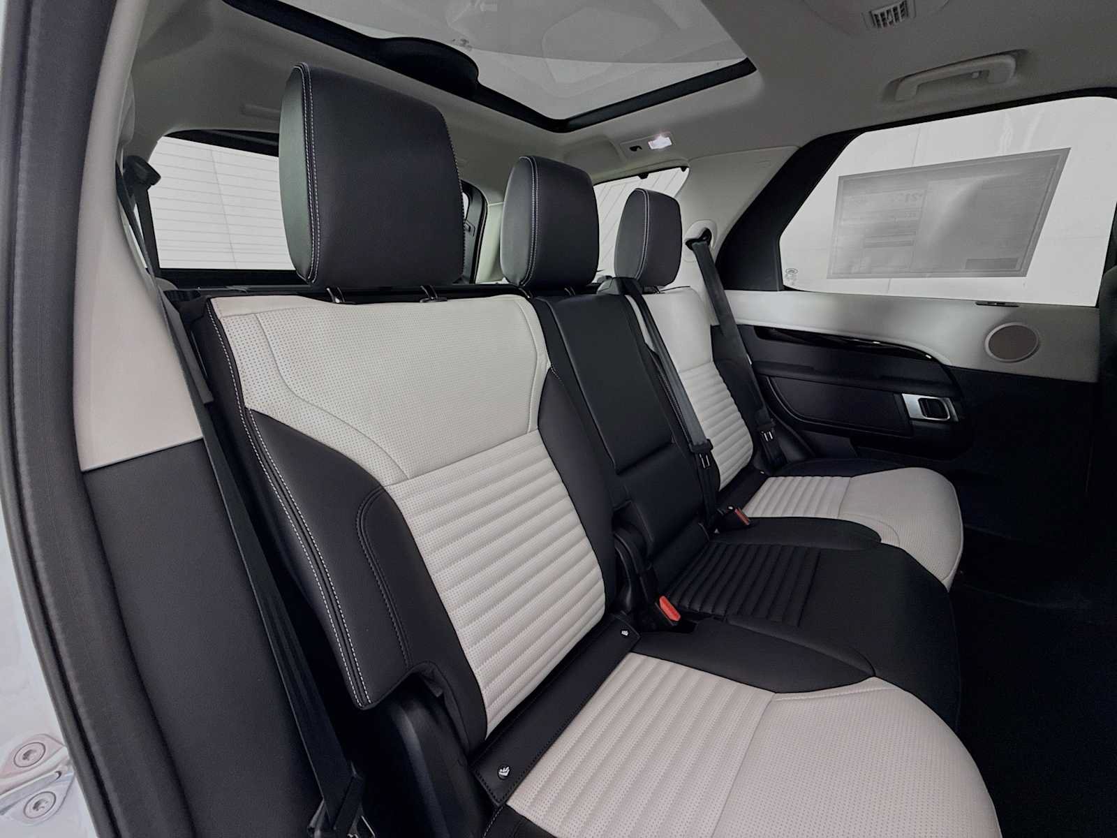 New 2025 Land Rover Discovery S AWD/4WD image 27