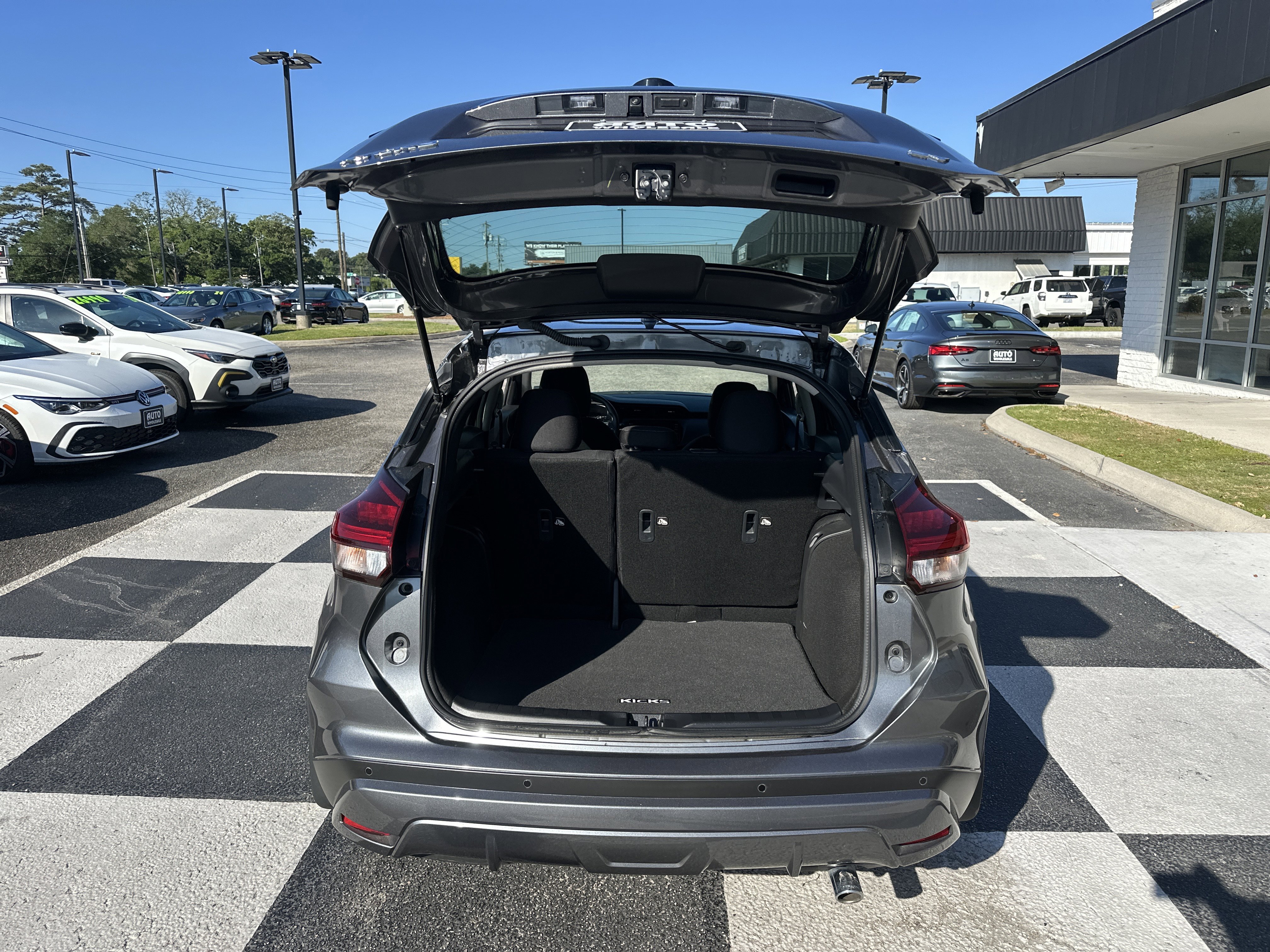Used 2024 Nissan Kicks SV w/ Interior Electronics Package FWD image 5