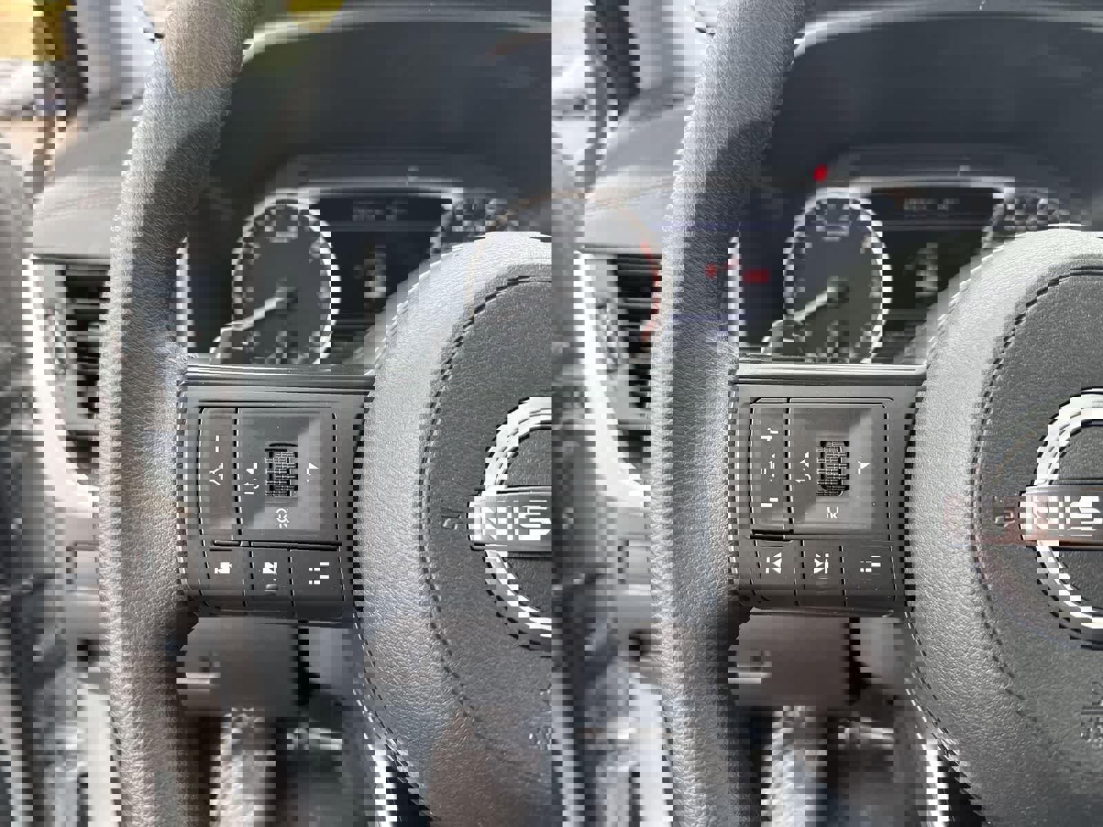 Used 2024 Nissan Rogue S image 29