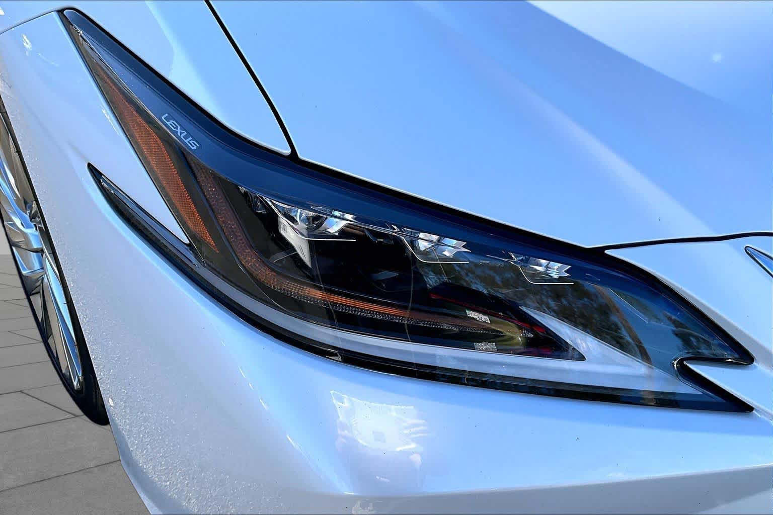 Used 2021 Lexus ES 300h w/ Accessory Package FWD image 26