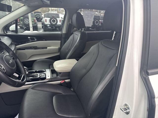 Used 2023 Kia Carnival EX image 15