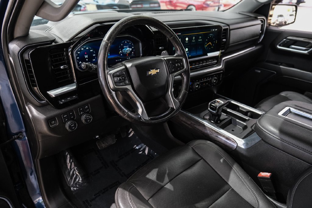 Used 2022 Chevrolet Silverado 1500 LTZ w/ Technology Package AWD/4WD image 2