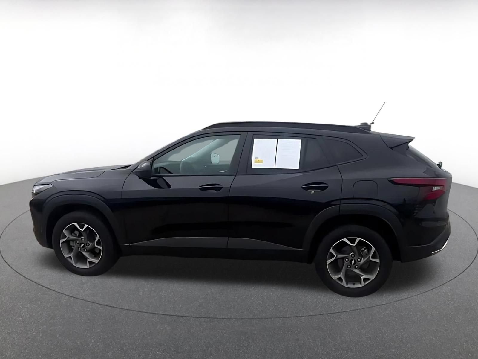 Used 2025 Chevrolet Trax LT FWD image 9