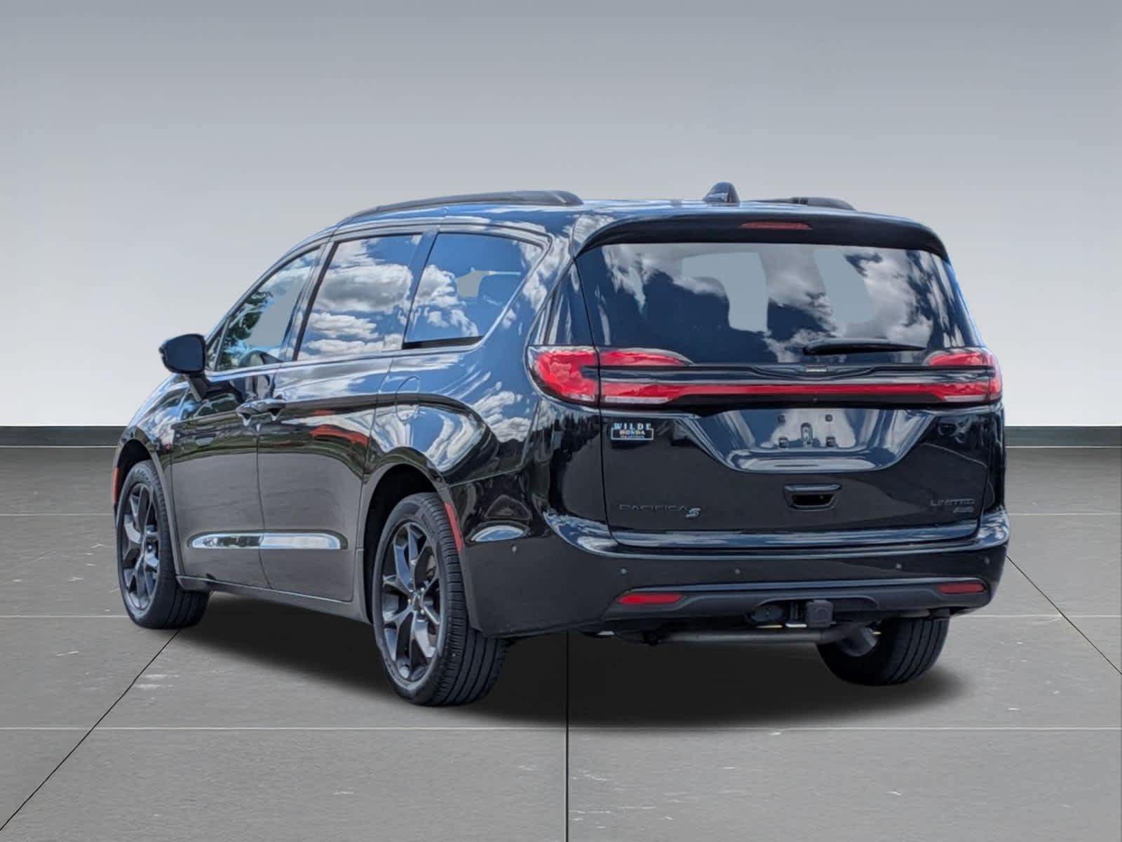 Used 2023 Chrysler Pacifica Limited w/ S Appearance Package AWD/4WD image 4