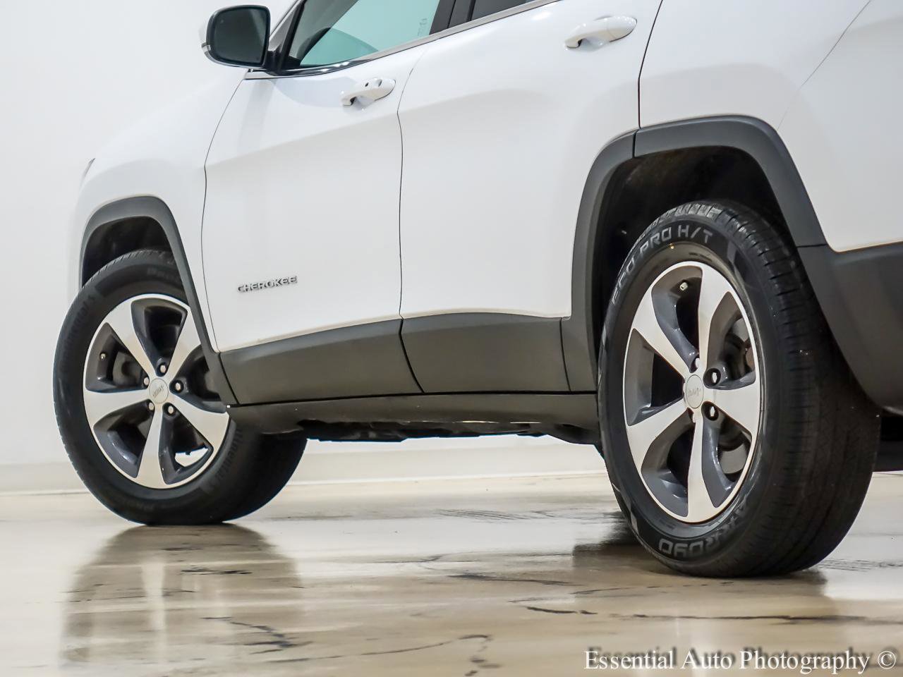 Used 2019 Jeep Cherokee Limited image 11