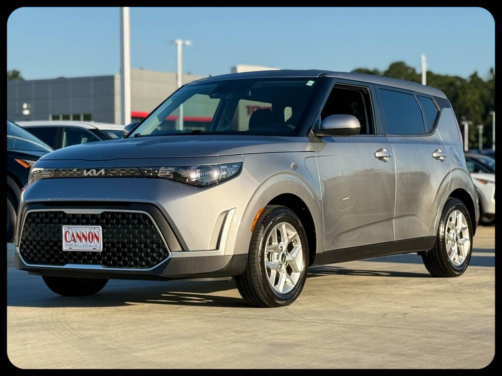 Used 2025 Kia Soul LX w/ LX Technology Package FWD image 3