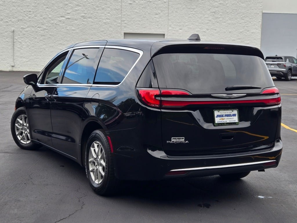 Used 2024 Chrysler Pacifica Touring-L FWD image 15